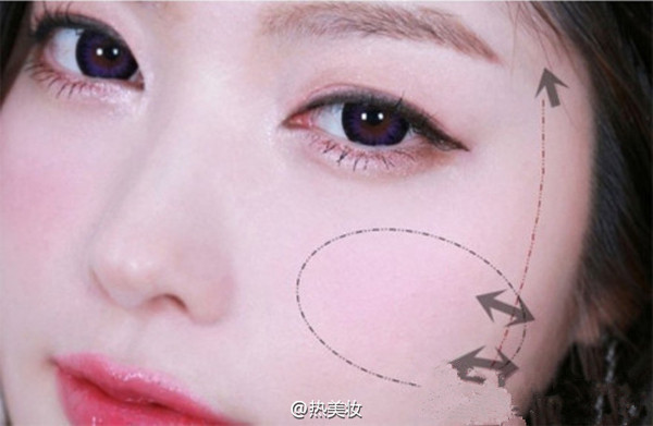 Bước 7:Thoa phấn màu hồng đào ở phía trên gò má, kéo lên phía thái dương. Bước 7: Thoa phấn màu hồng đào ở phía trên gò má, kéo lên phía thái dương.