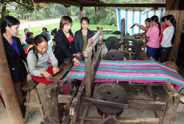 Thông qua lớp dạy nghề cho lao động nông thôn, nhiều hộ nghèo đã có nghề và việc làm để vươn lên thoát nghèo