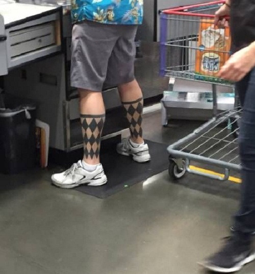 Hình xăm này sẽ giúp anh ấy tiết kiệm tiền mua tất trọn đời. Hình xăm này sẽ giúp anh ấy tiết kiệm tiền mua tất trọn đời.