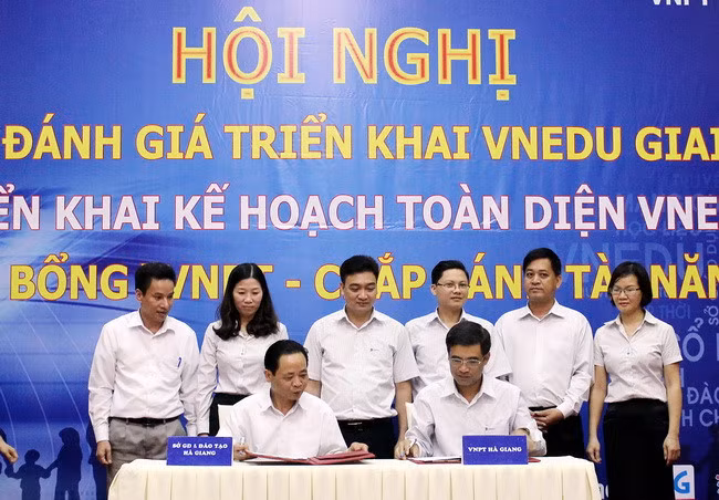 Ông Vũ Văn Sử - Giám đốc Sở GD&ĐT kí kết triển khai kế hoạch toàn diện VnEdu với VNPT Hà Giang