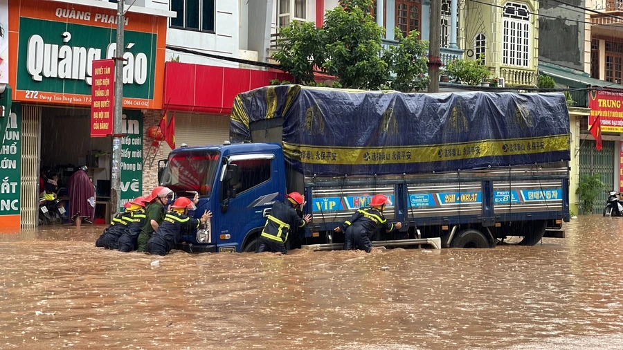 Các lực lượng hỗ trợ những phương tiện gặp nạn