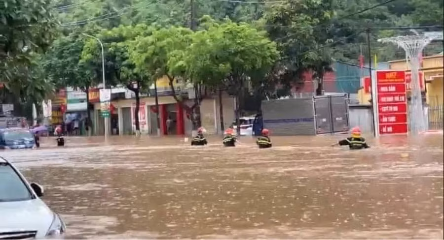 Lực lượng chức năng dầm mình trong dòng nước để hỗ trợ phân luồng giao thông