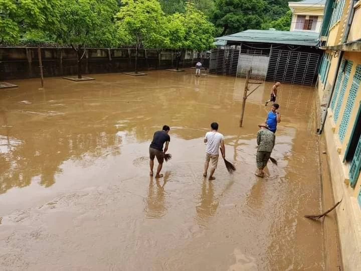 Giáo viên và cán bộ xã Tà Hộc lau dọn lớp bùn đặc quánh.