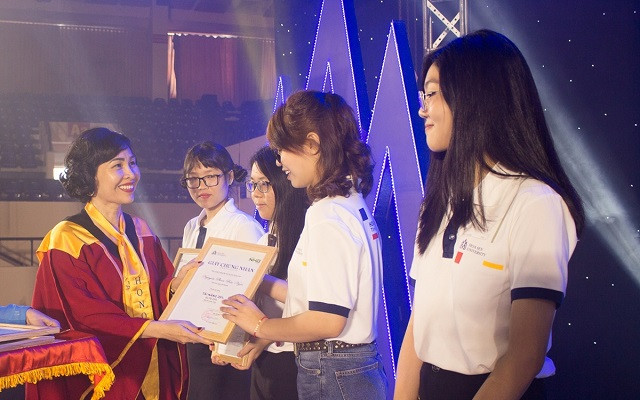 NGƯT.GS Mai Hồng Quỳ- Hiệu trưởng HSU trao học bổng cho sinh viên vượt khó