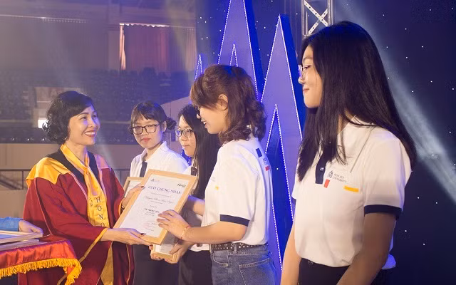 NGƯT.GS Mai Hồng Quỳ- Hiệu trưởng HSU trao học bổng cho sinh viên vượt khó