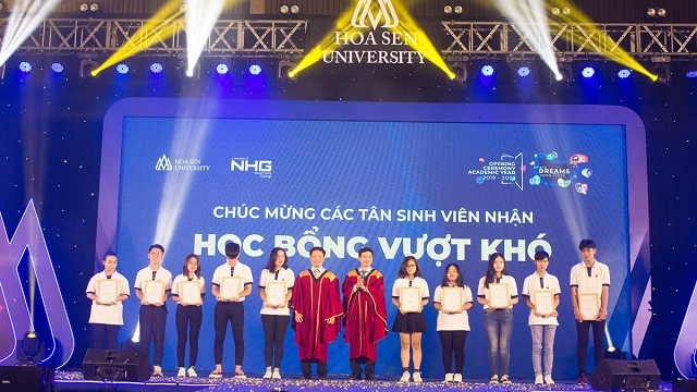 Hai phó hiệu trưởng HSU cùng các tân sinh viên nhận học bổng Vượt khó của HSU