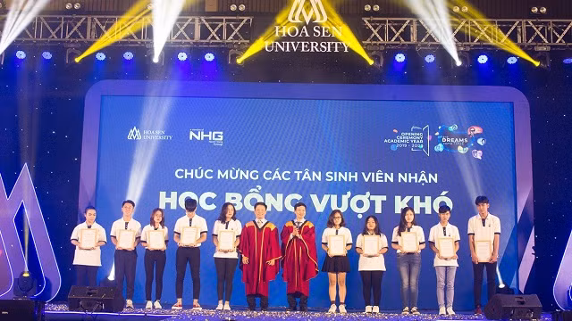 Hai phó hiệu trưởng HSU cùng các tân sinh viên nhận học bổng Vượt khó của HSU