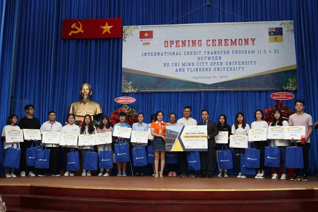Đại diện Trường ĐH Flinders, Úc trao học bổng cho các sinh viên của chương trình