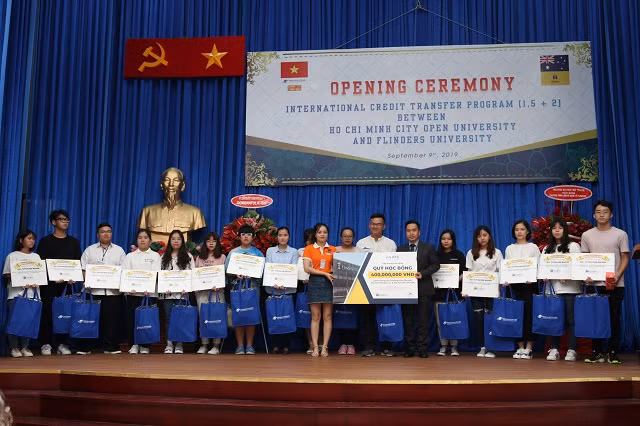 Đại diện Trường ĐH Flinders, Úc trao học bổng cho các sinh viên của chương trình