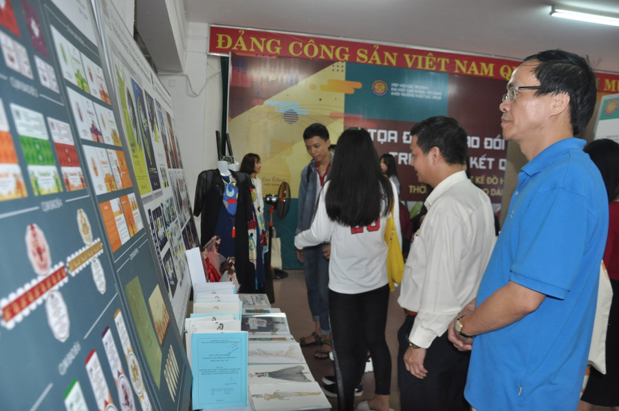 Các đại biểu tham quan sản phẩm sáng tạo của sinh viên về Mỹ thuật ứng dụng