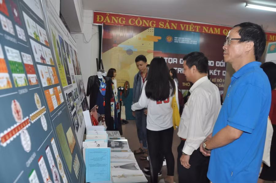 Các đại biểu tham quan sản phẩm sáng tạo của sinh viên về Mỹ thuật ứng dụng Các đại biểu tham quan sản phẩm sáng tạo của sinh viên về Mỹ thuật ứng dụng