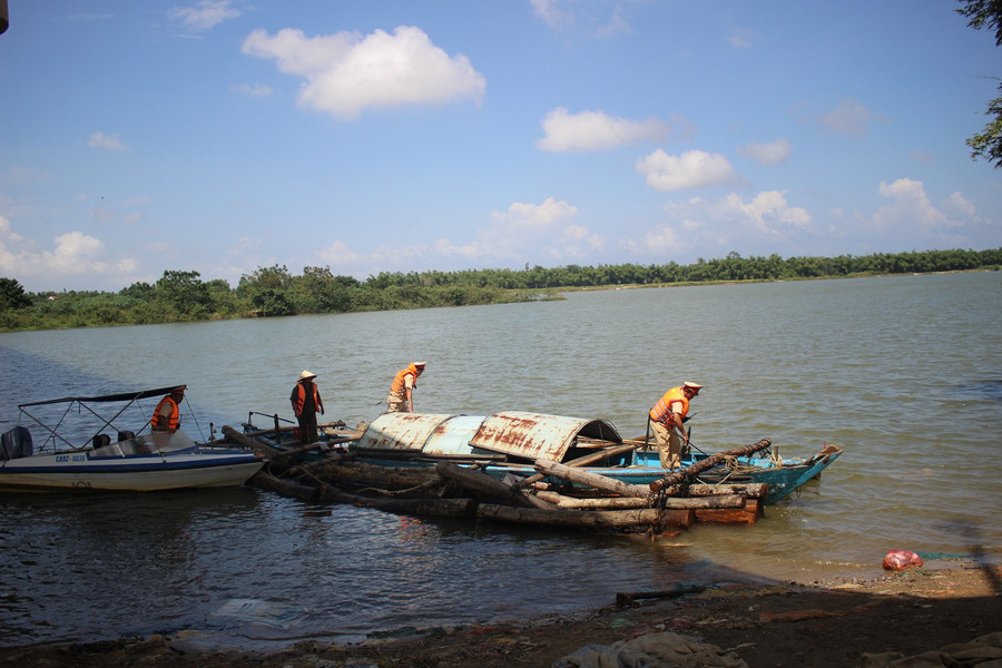 Các phương tiện vận chuyển gỗ lậu bị lực lượng chức năng tam giữ.