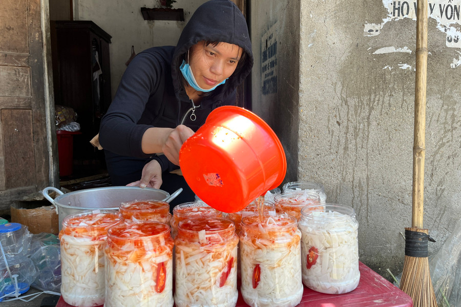 Măng muối được bán thành từng hũ. (Ảnh: Phạm Tâm) Măng muối được bán thành từng hũ. (Ảnh: Phạm Tâm)
