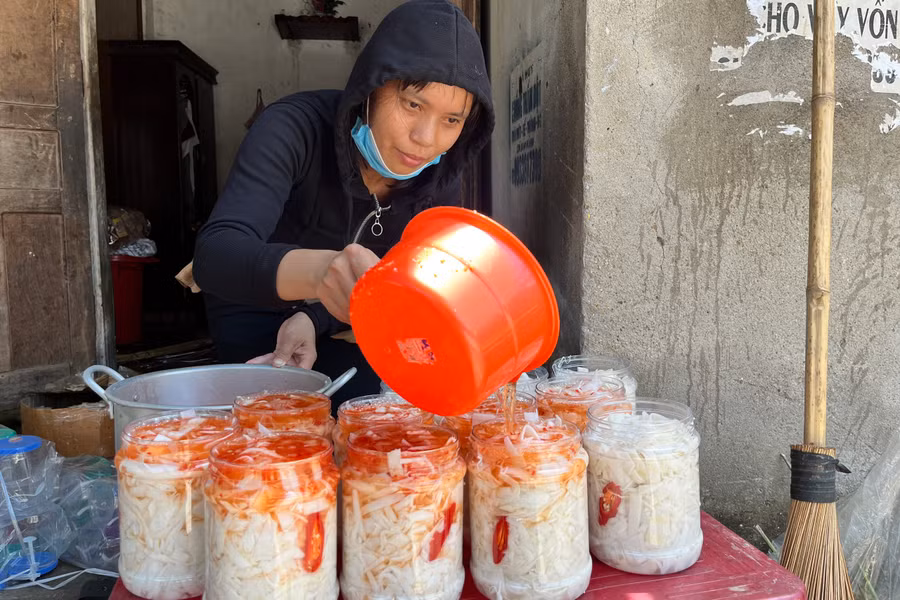 Măng muối được bán thành từng hũ. (Ảnh: Phạm Tâm)