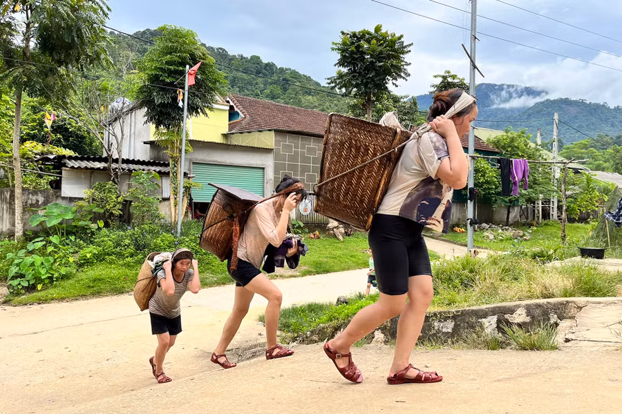 Người dân huyện Quế Phong gùi măng từ rừng về nhà. (Ảnh: Phạm Tâm)