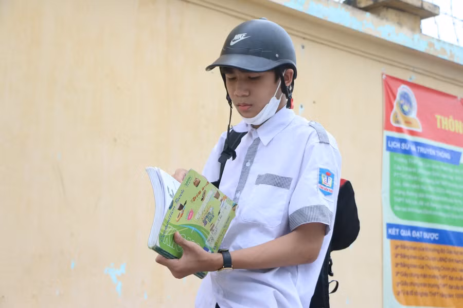 Nam sinh này tận dụng khoảng thời gian ngắn ngủi trước giờ thi để đọc lại kiến thức Ngữ văn đã học.