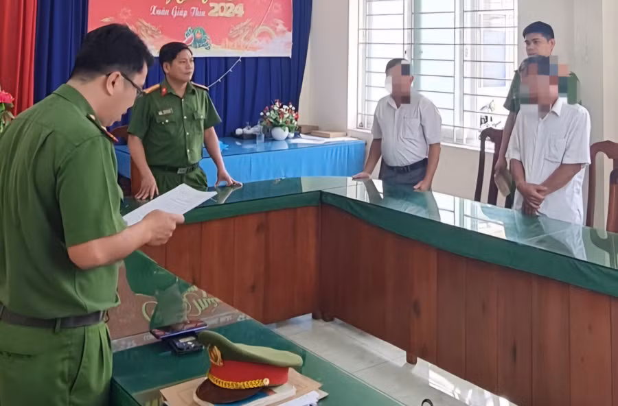 Công an tỉnh Quảng Ngãi tống đạt Quyết định khởi tố bị can đối với Chung và Ninh. (Ảnh CQCA)