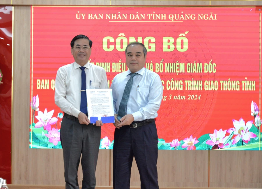 Ông Ngô Văn Dụng (trái) nhận quyết định bổ nhiệm.