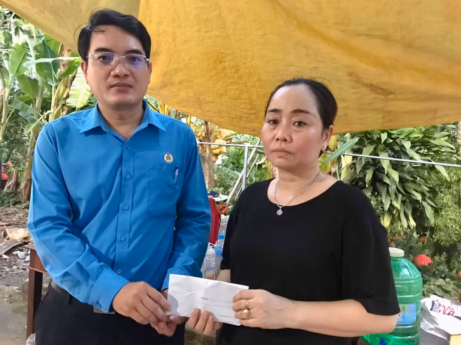 Công đoàn ngành Giáo dục Đồng Tháp trao hỗ trợ cho gia đình giáo viên Hạnh. Ảnh: GD.