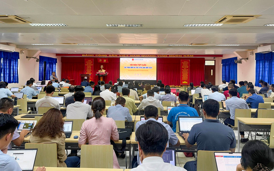 Tham gia tập huấn các đại biểu sẽ được hướng dẫn sử dụng các phần mềm hỗ trợ tuyển sinh. Tham gia tập huấn các đại biểu sẽ được hướng dẫn sử dụng các phần mềm hỗ trợ tuyển sinh.