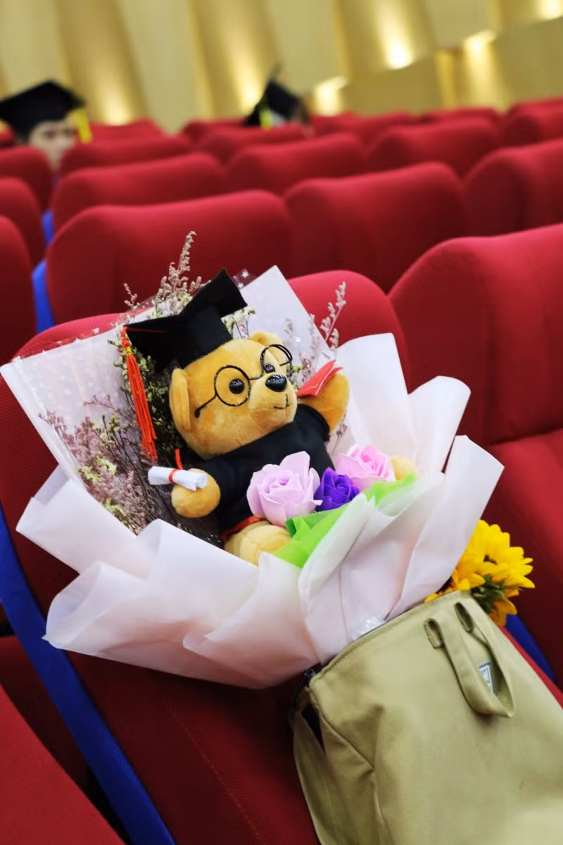 Món quà xinh xắn trong lễ tốt nghiệp đặc biệt của 1.063 tân khoa của HIU