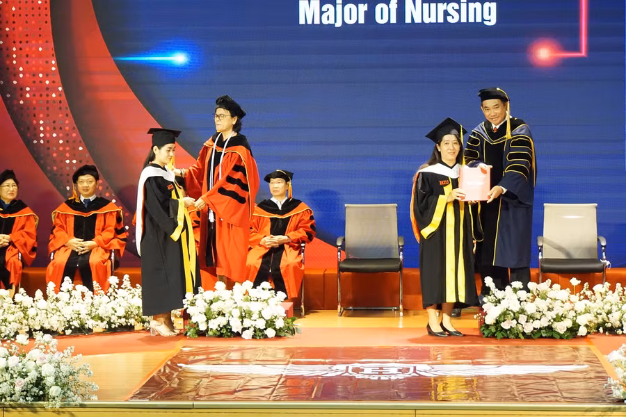 Phần trao bằng tốt nghiệp, vinh danh tân khoa được tổ chức offline để ghi lại khoảnh khắc quan trọng nhất, khép lại cả chặng đường sinh viên của các bạn