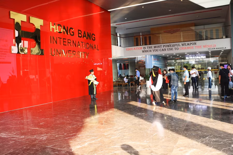 Quang cảnh buổi Lễ tốt nghiệp sáng ngày 5/9 tại Trường Đại học Quốc tế Hồng Bàng