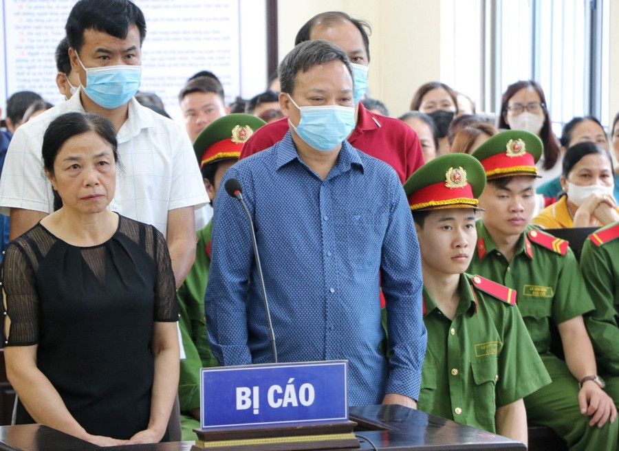 Bị cáo Nguyễn Thanh Trì (áo xanh), nguyên Chánh Thanh tra tỉnh Lai Châu bị tuyên án sơ thẩm 2 năm 6 tháng tù.