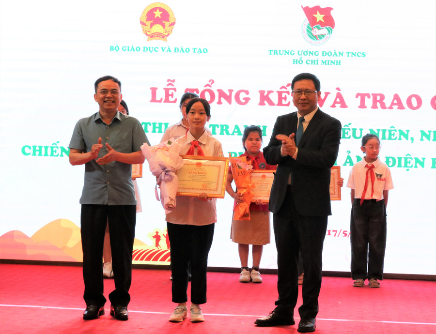 Trao giải Nhất cho em Nguyễn Lê Hà Linh, Lớp 7 B2, Trường THCS Mường Thanh, thành phố Điện Biên Phủ.