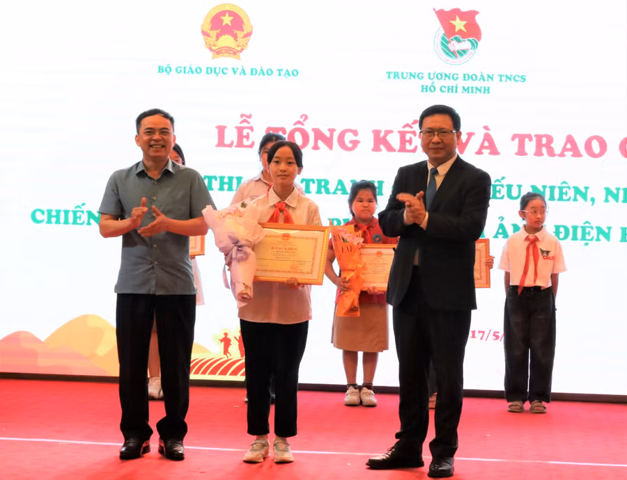 Trao giải Nhất cho em Nguyễn Lê Hà Linh, Lớp 7 B2, Trường THCS Mường Thanh, thành phố Điện Biên Phủ.