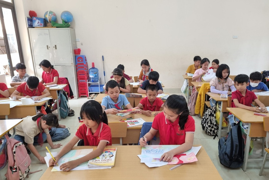 Học sinh huyện Mường Nhé tham gia Cuộc thi “Vẽ tranh của thiếu niên, nhi đồng về Chiến thắng Điện Biên Phủ và hình ảnh Điện Biên Phủ hôm nay”.