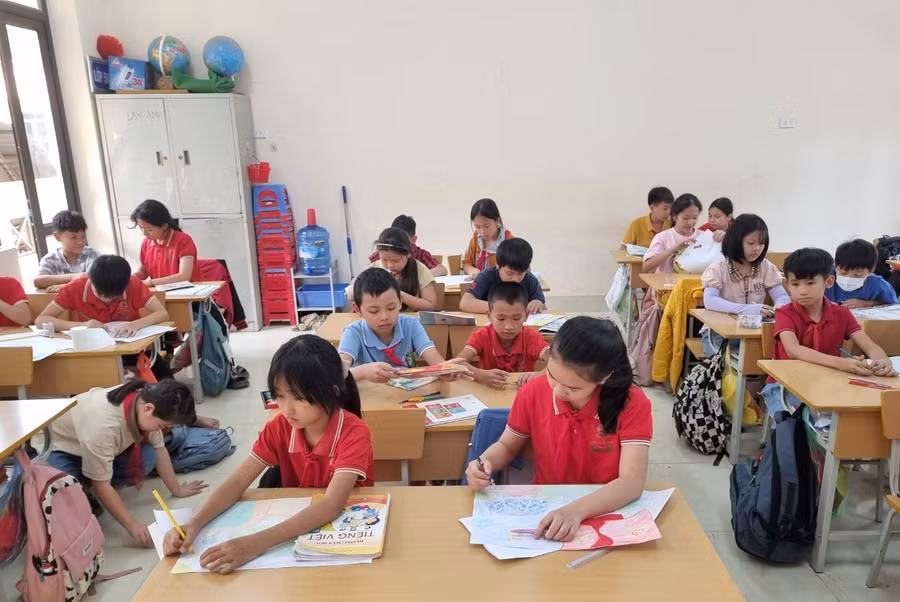 Học sinh huyện Mường Nhé tham gia Cuộc thi “Vẽ tranh của thiếu niên, nhi đồng về Chiến thắng Điện Biên Phủ và hình ảnh Điện Biên Phủ hôm nay”.