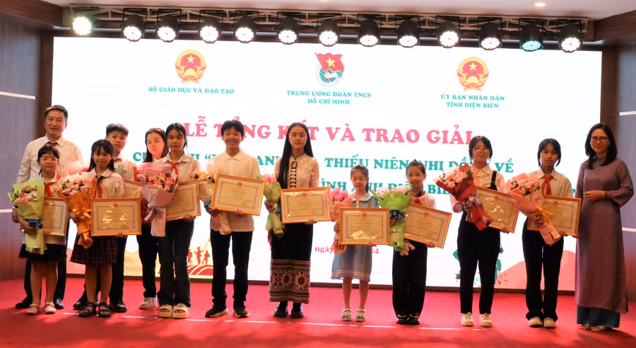 Trao Bằng khen cho các tác giải đạt giải Nhì.