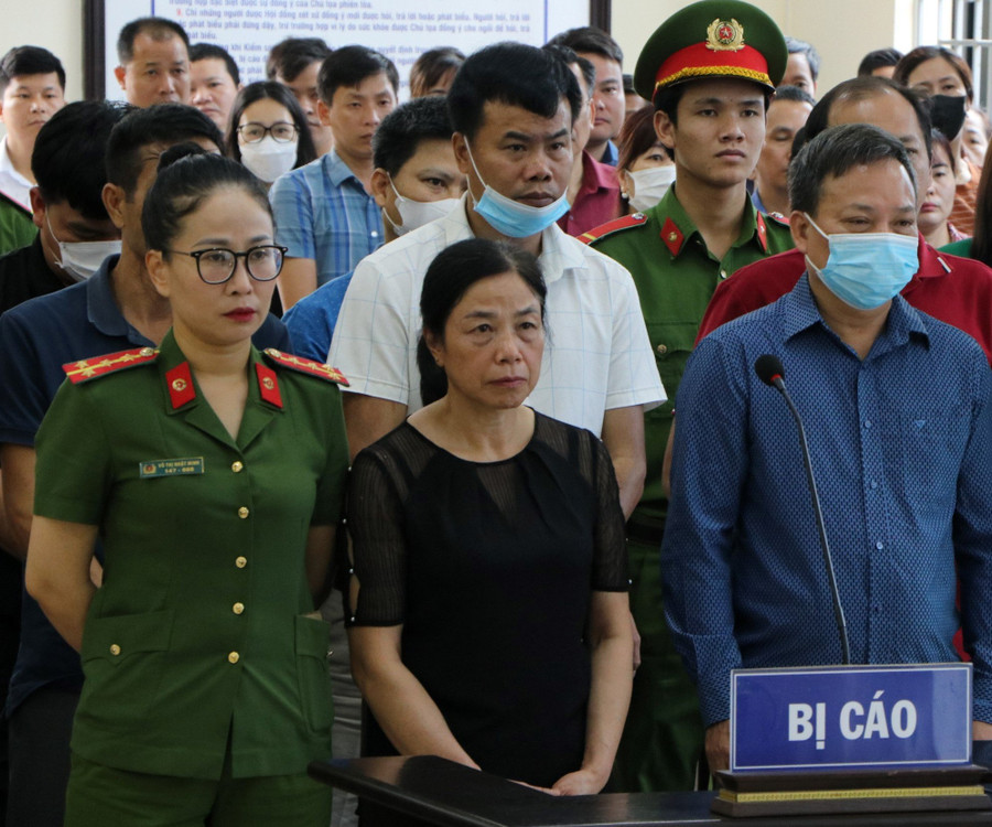 Bị cáo Ngô Thị Dung (áo đen), nguyên Trưởng Phòng thanh tra giải quyết khiếu nại tố cáo 1, Thanh tra tỉnh Lai Châu bị tuyên án sơ thẩm 7 năm 3 tháng tù.