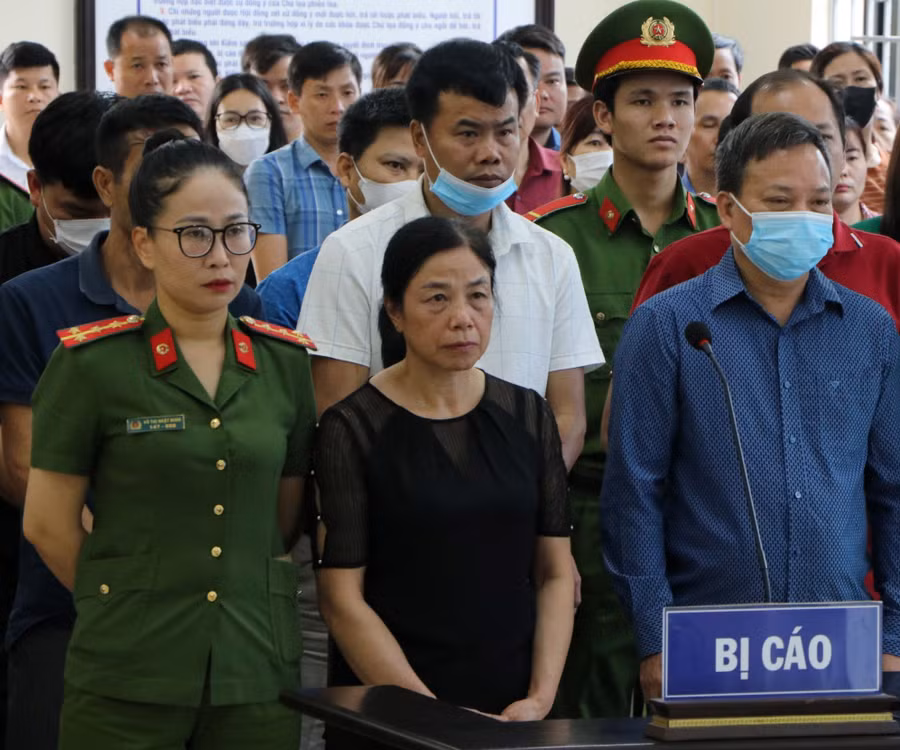 Bị cáo Ngô Thị Dung (áo đen), nguyên Trưởng Phòng thanh tra giải quyết khiếu nại tố cáo 1, Thanh tra tỉnh Lai Châu bị tuyên án sơ thẩm 7 năm 3 tháng tù.