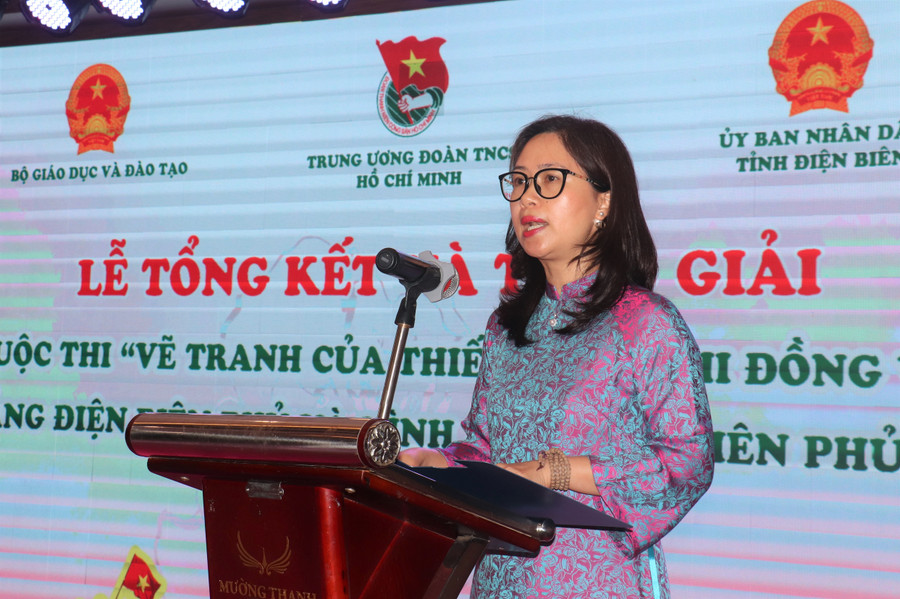 Bà Nguyễn Thị Nhung, Phó Vụ trưởng Vụ Giáo dục Chính trị và Công tác học sinh, sinh viên phát biểu tổng kết Cuộc thi.