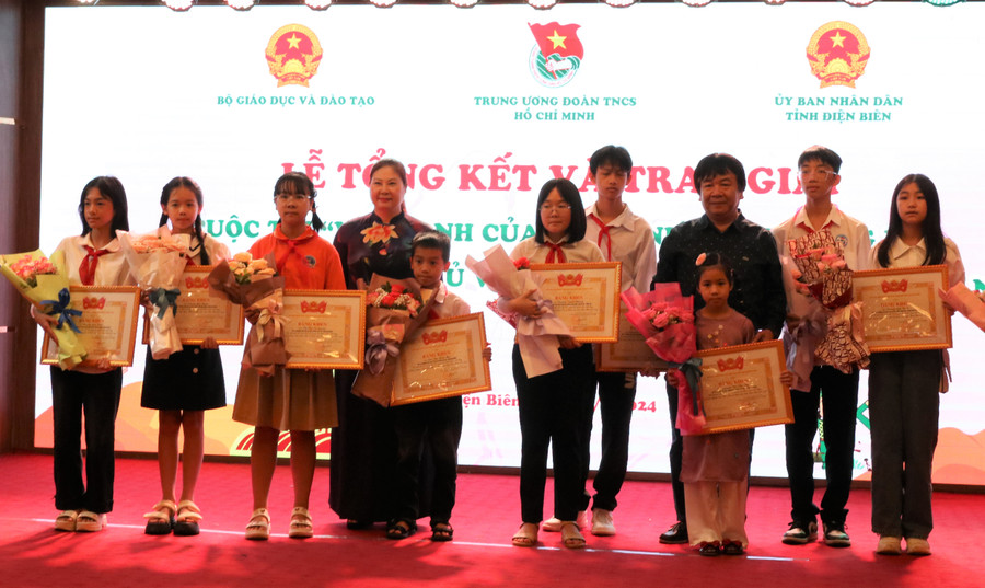 Trao Bằng khen cho các tác giả đạt giải Ba.