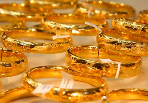 Giá vàng hôm nay: ở đáy 2 tháng rưỡi.