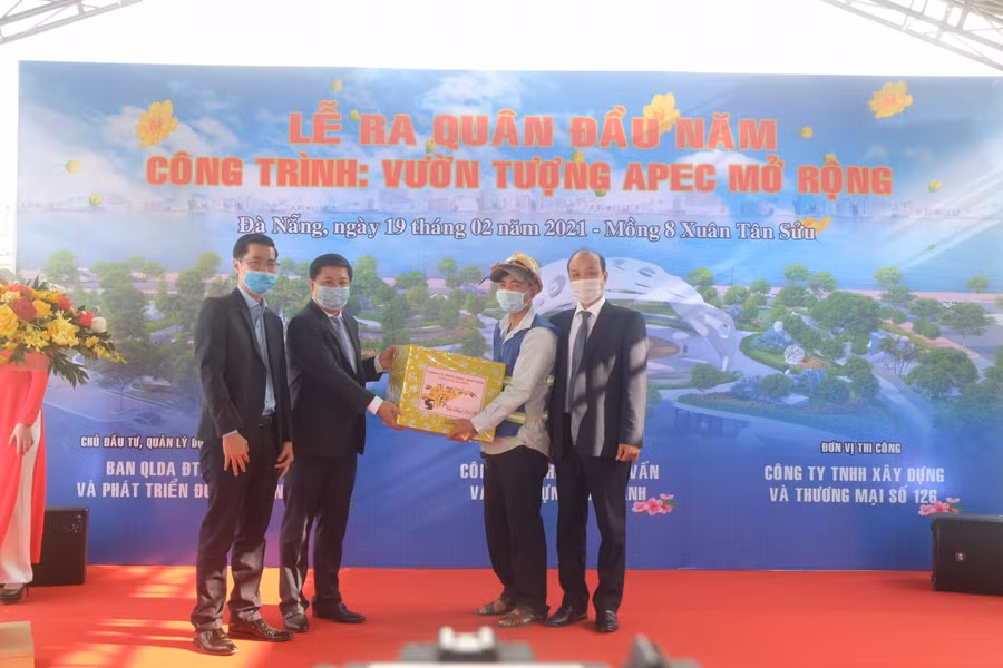 Ông Lương Nguyễn Minh Triết – Phó Bí thư Thường trực Thành ủy, Chủ tịch HĐND TP Đà Nẵng tặng quà cho công nhân thi công Công trình Vườn tượng APEC mở rộng.