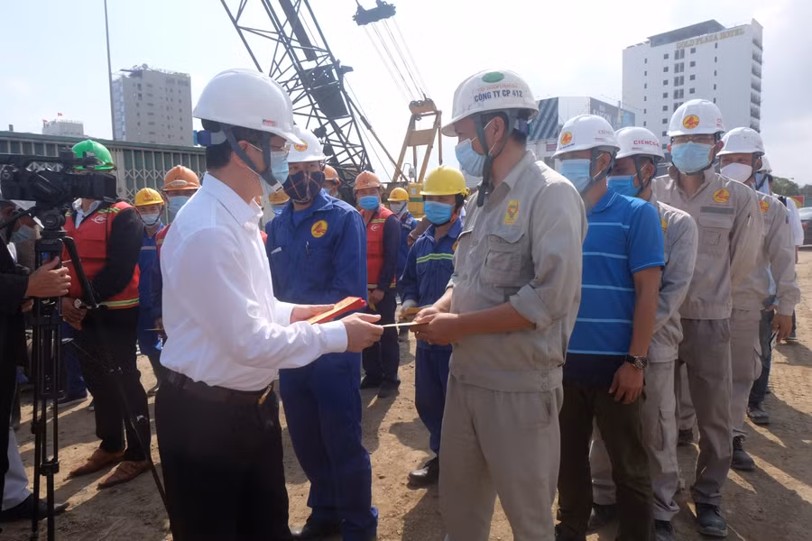 Bí thư Thành ủy Đà Nẵng lì xì đầu năm cho công nhân.