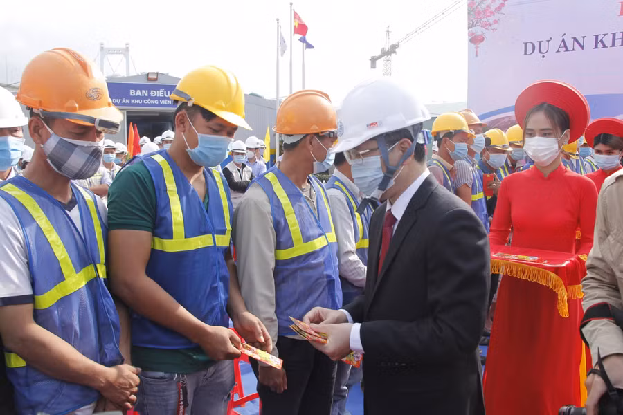 Bí thư Thành ủy Đà Nẵng tặng quà đầu năm cho anh em công nhân làm việc tại cảng Đà Nẵng.