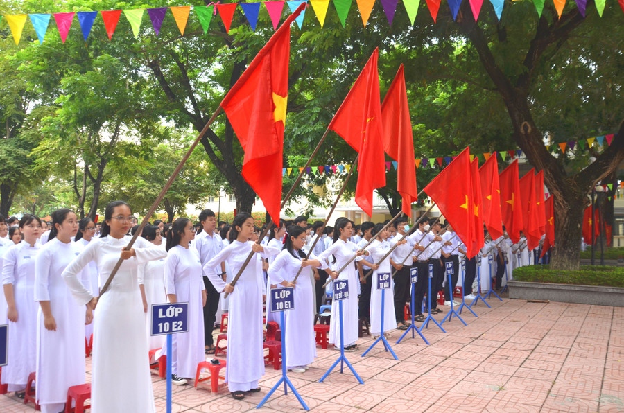 Lễ khai giảng được tổ chức trang trọng, ngắn gọn. Lễ khai giảng được tổ chức trang trọng, ngắn gọn.