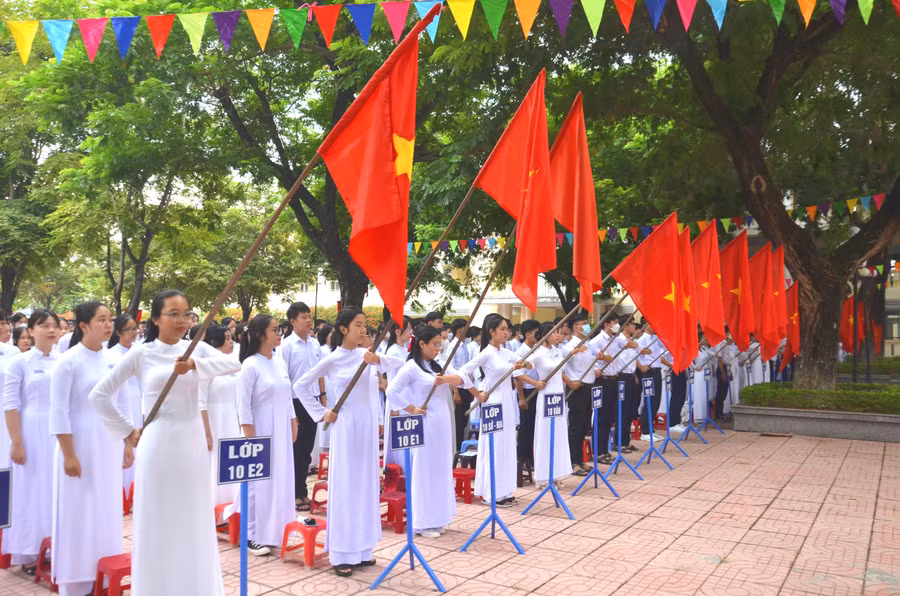 Lễ khai giảng được tổ chức trang trọng, ngắn gọn.