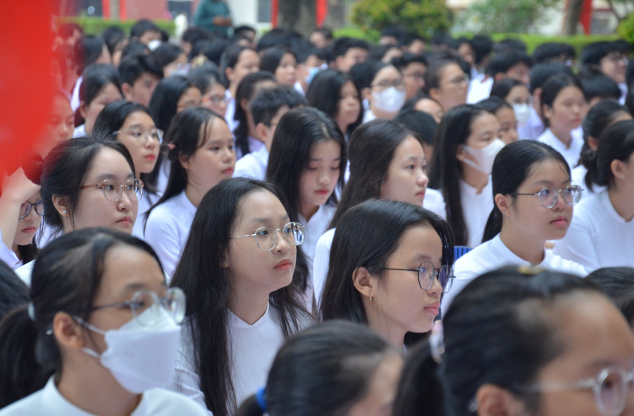 Học sinh khối lớp 10 Trường THPT chuyên Lê Khiết. Học sinh khối lớp 10 Trường THPT chuyên Lê Khiết.