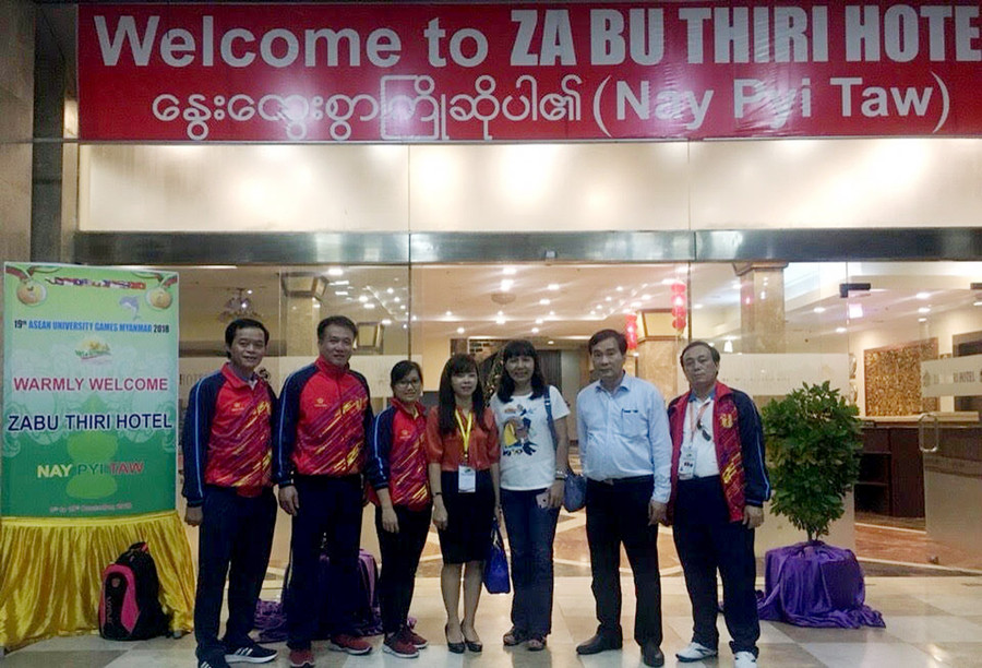 Bí thư thứ hai Nguyễn Thị Kim Chung (thứ tư) chụp ảnh cùng đại diện Đoàn thể thao sinh viên Việt Nam Bí thư thứ hai Nguyễn Thị Kim Chung (thứ tư) chụp ảnh cùng đại diện Đoàn thể thao sinh viên Việt Nam