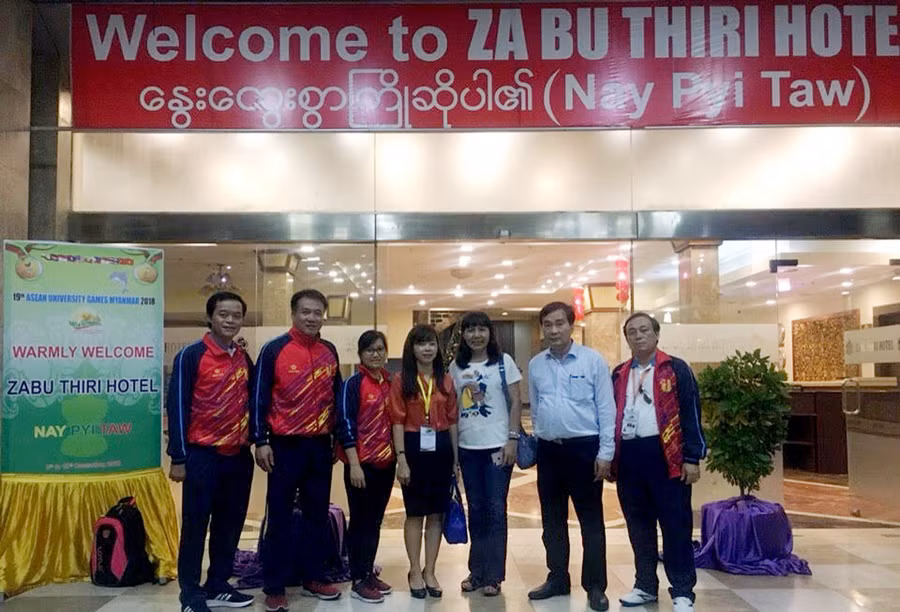 Bí thư thứ hai Nguyễn Thị Kim Chung (thứ tư) chụp ảnh cùng đại diện Đoàn thể thao sinh viên Việt Nam