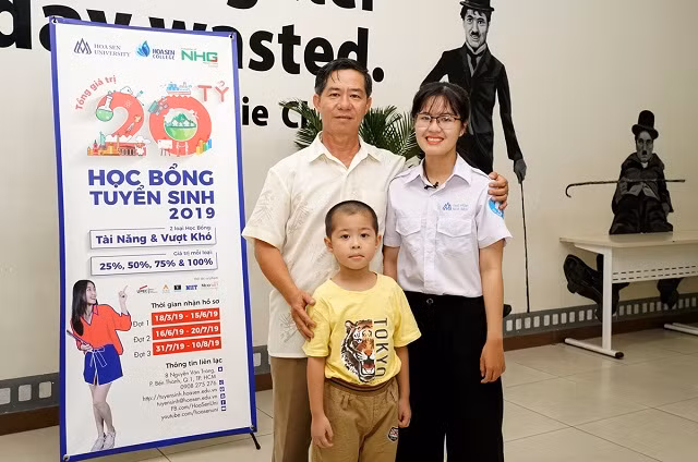 Một phụ huynh đồng hành cùng con đến dự lễ trao học bổng