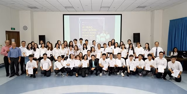 Các sinh viên vinh dự nhận học bổng Vượt khó đợt 1 năm 2019 chụp hình kỉ niệm