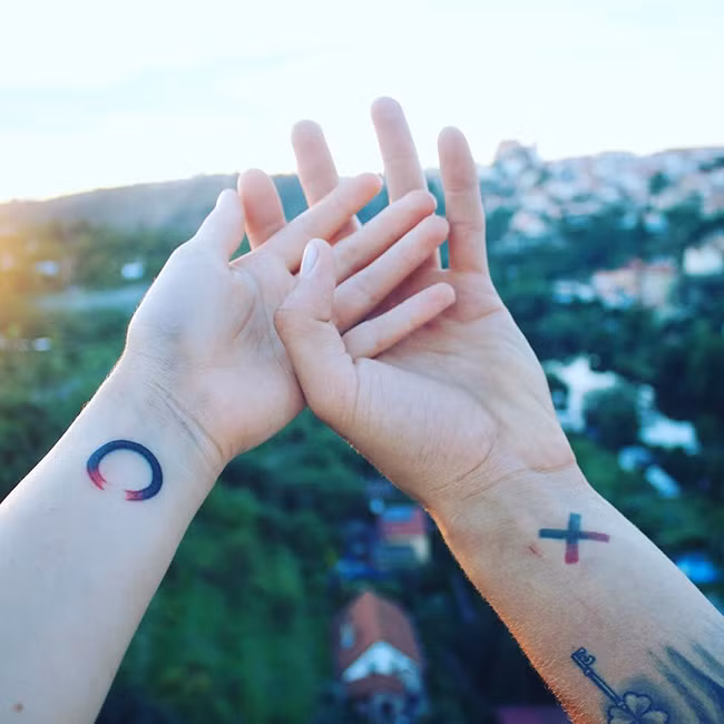 Gợi ý những hình xăm đôi độc đáo dành cho những cặp đôi đang yêu nhau ảnh 7