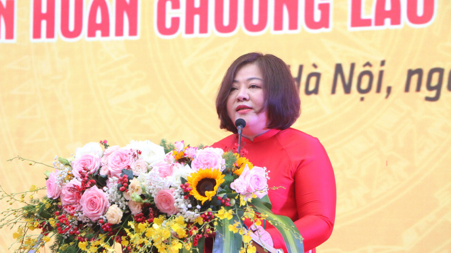 Cô giáo Cao Thanh Nga - Hiệu trưởng nhà trường ôn lại quá trình 25 năm hình thành và phát triển của trường. Cô giáo Cao Thanh Nga - Hiệu trưởng nhà trường ôn lại quá trình 25 năm hình thành và phát triển của trường.